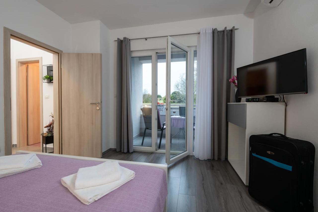 Apartments Greta & Ivona พูลา ภายนอก รูปภาพ