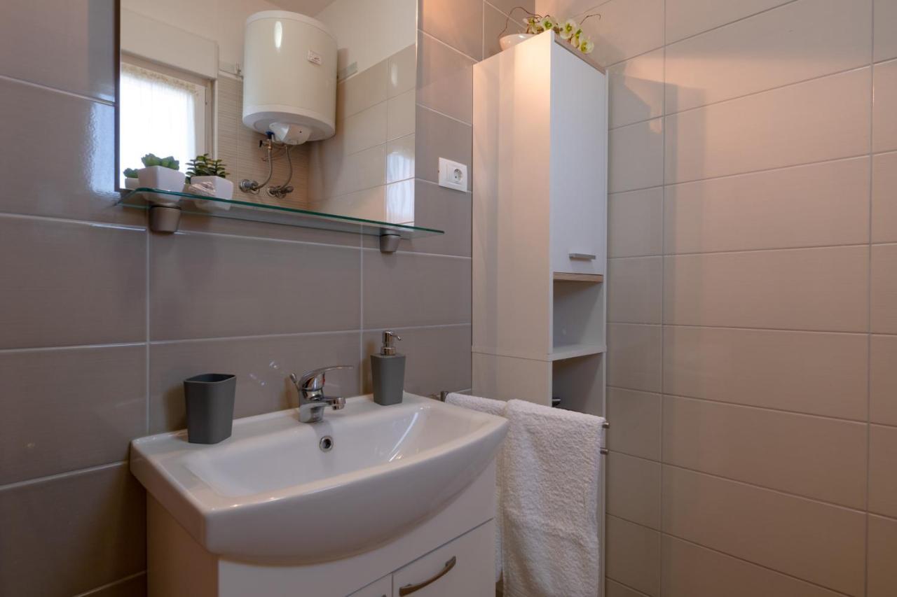 Apartments Greta & Ivona พูลา ภายนอก รูปภาพ