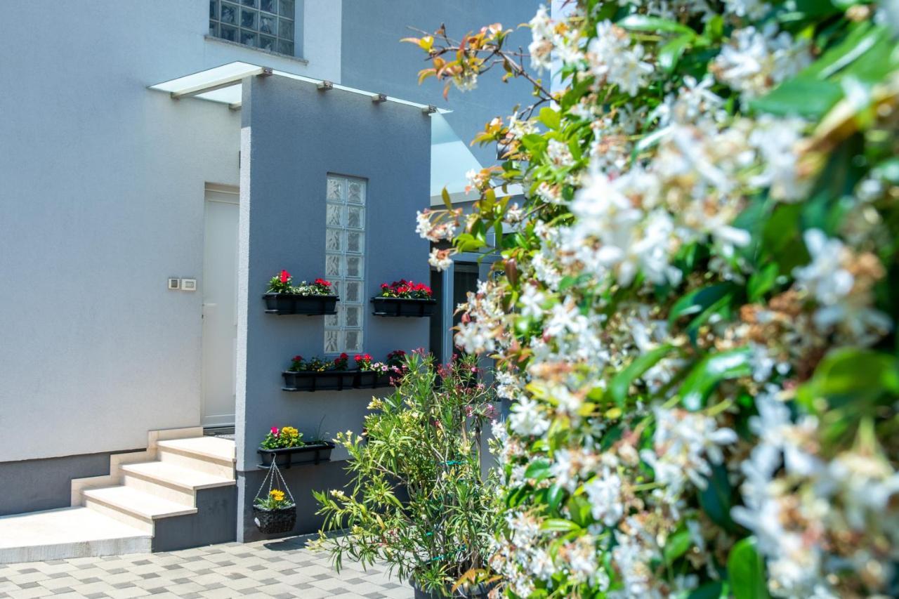 Apartments Greta & Ivona พูลา ภายนอก รูปภาพ